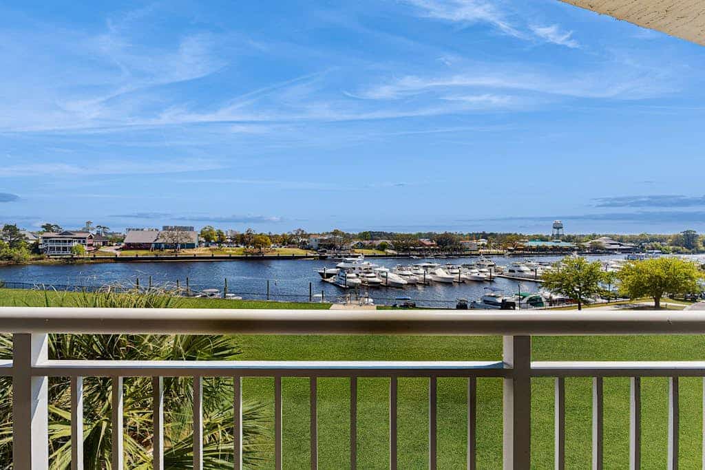 Waterfront condo with pool, private balcony, close to beach & golf