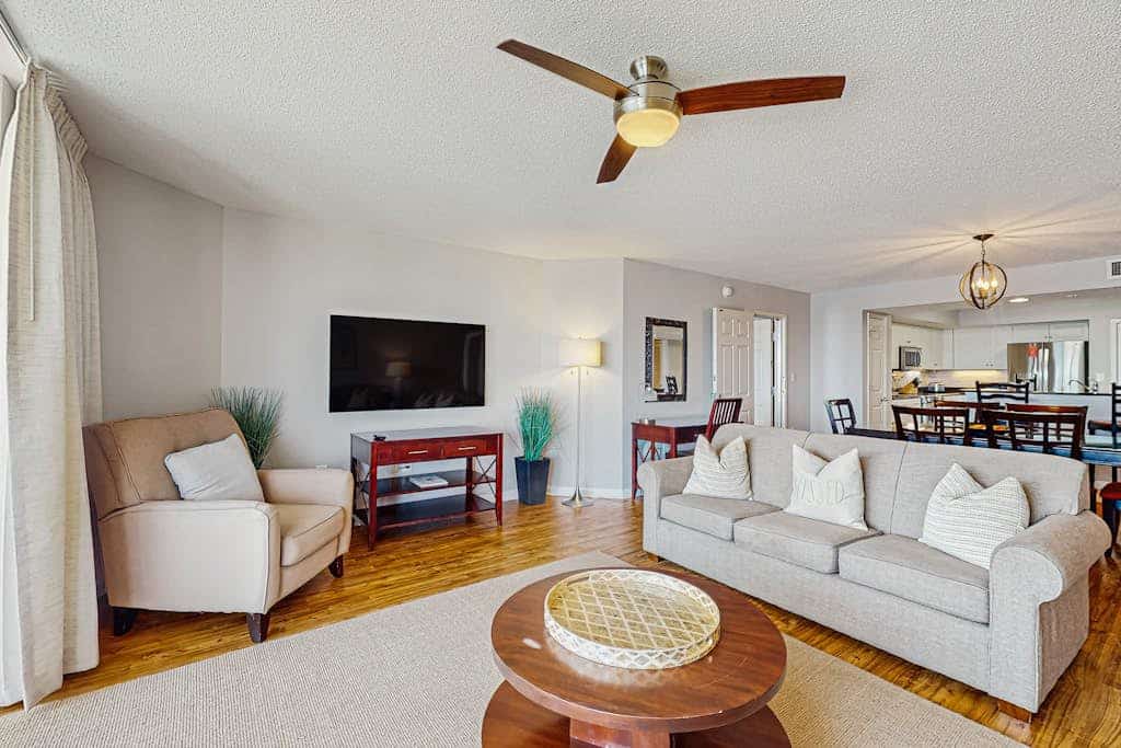 Waterfront condo with pool, private balcony, close to beach & golf