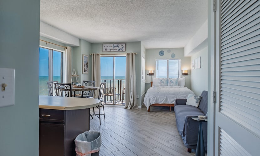 Oceanfront studio with pool, hot tub, private balcony & central AC