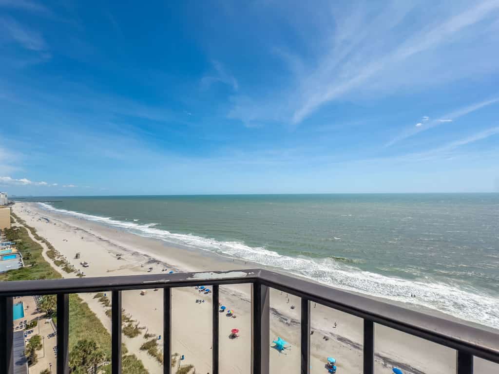 Oceanfront studio with pool, hot tub, private balcony & central AC