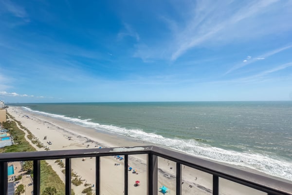 Oceanfront studio with pool, hot tub, private balcony & central AC