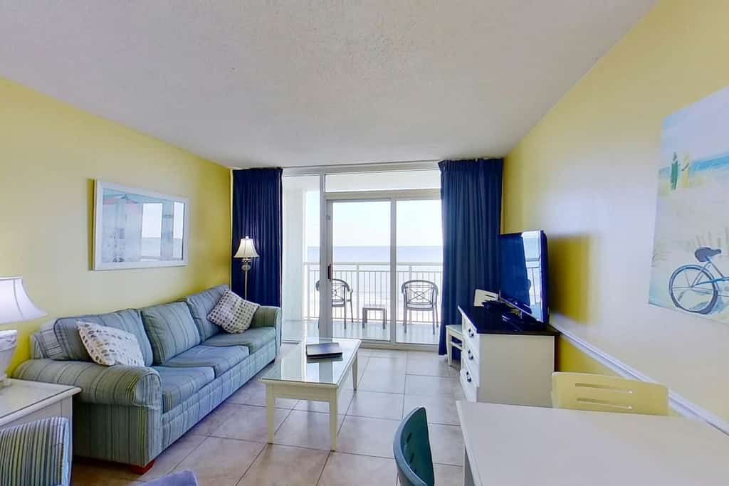 8th-floor oceanfront condo with beach views, balcony, hot tubs, pools, gym, AC