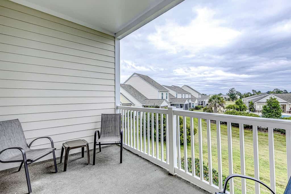 Beautiful condo with pool, tennis & washer/dryer - close to airport