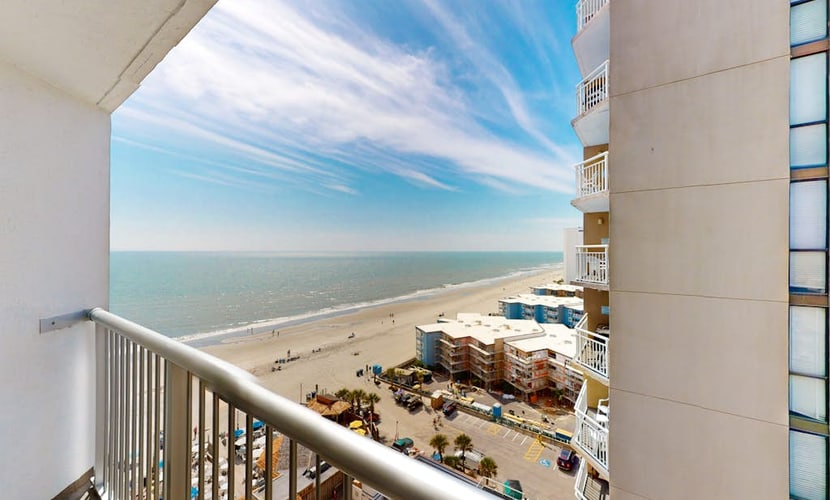 Lovely studio with ocean view, beach access, pool, hottub, & shared washer/dryer