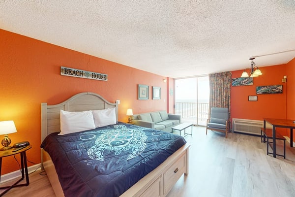 Lovely studio with ocean view, beach access, pool, hottub, & shared washer/dryer