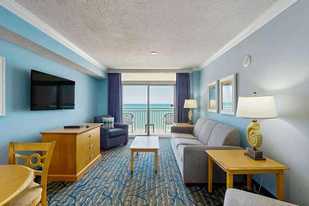 Paradise Resort condo with indoor & outdoor pools, tiki bar & beach access