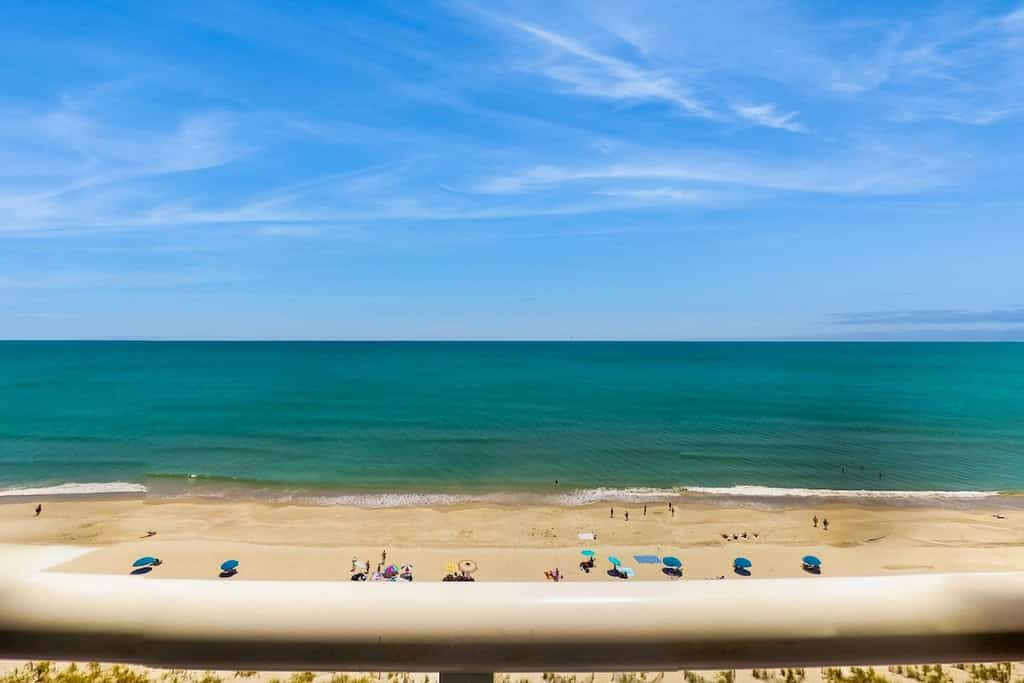Paradise Resort condo with indoor & outdoor pools, tiki bar & beach access