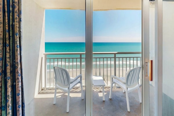Oceanfront Condo w/Balcony, Shared Pools, Hot Tubs, Lazy River, Gym