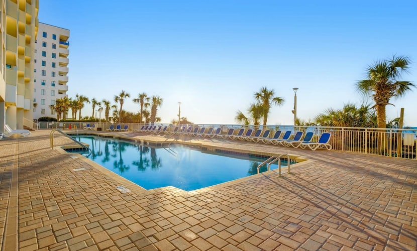 19th floor oceanfront condo w/ balcony, shared hot tub, free WiFi, shared pool