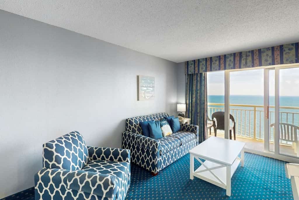 19th floor oceanfront condo w/ balcony, shared hot tub, free WiFi, shared pool