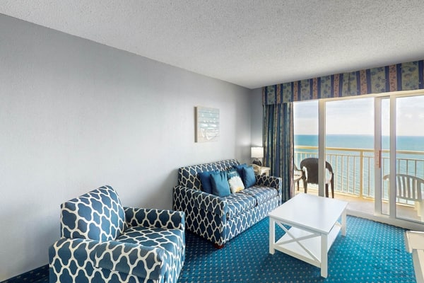 19th floor oceanfront condo w/ balcony, shared hot tub, free WiFi, shared pool