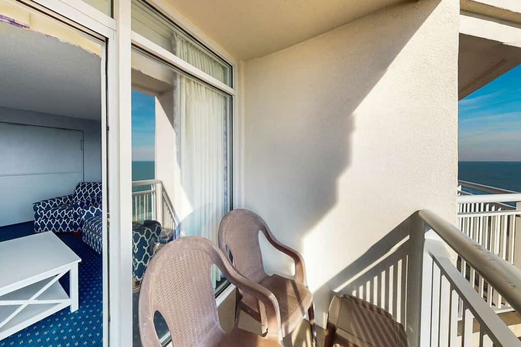 19th floor oceanfront condo w/ balcony, shared hot tub, free WiFi, shared pool