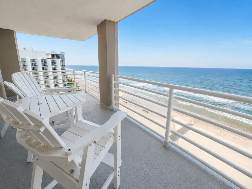 Corner Condo 2BR Wrap-around oceanfront balcony w/ shared pool and hot tub!