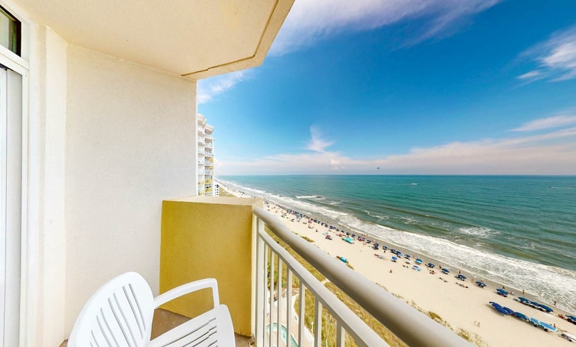 15th floor oceanfront condo w/AC, free WiFi, balcony, shared pool/hot tub