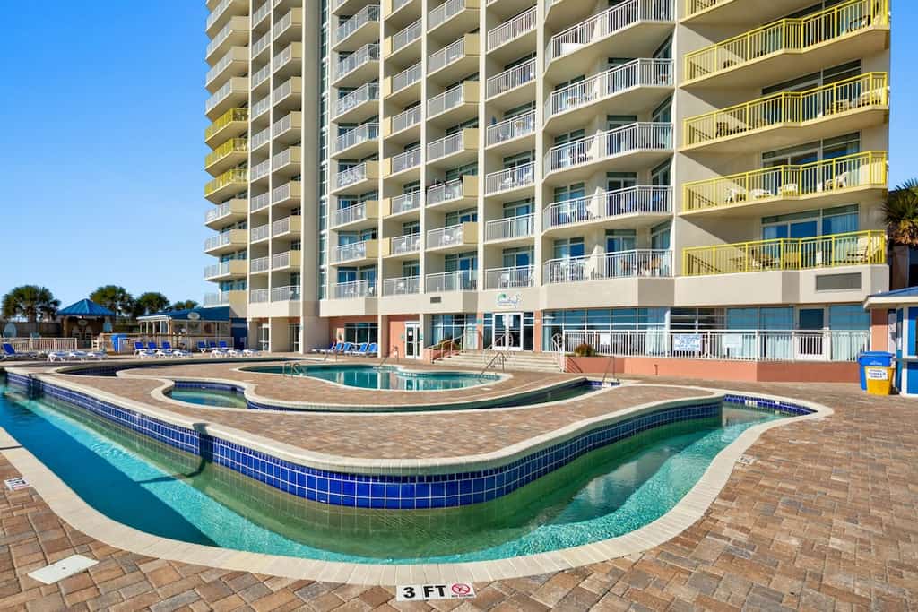 15th floor oceanfront condo w/AC, free WiFi, balcony, shared pool/hot tub