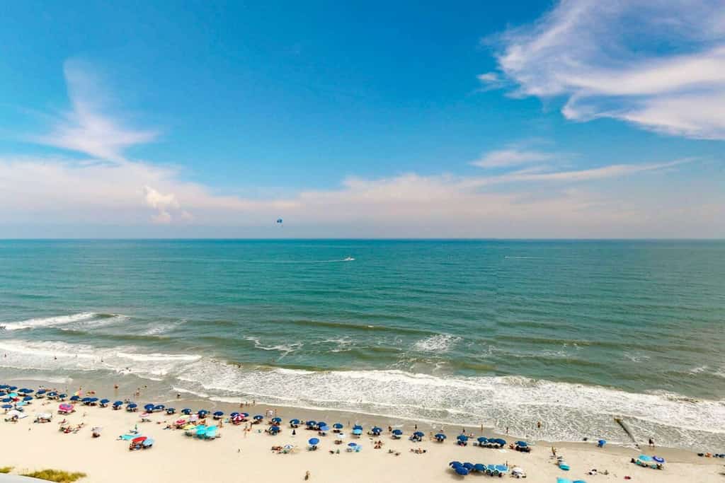 15th floor oceanfront condo w/AC, free WiFi, balcony, shared pool/hot tub