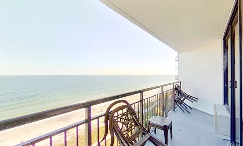 Oceanfront condo on 10th floor w/ AC, WiFi, pool/hot tub - snowbird friendly