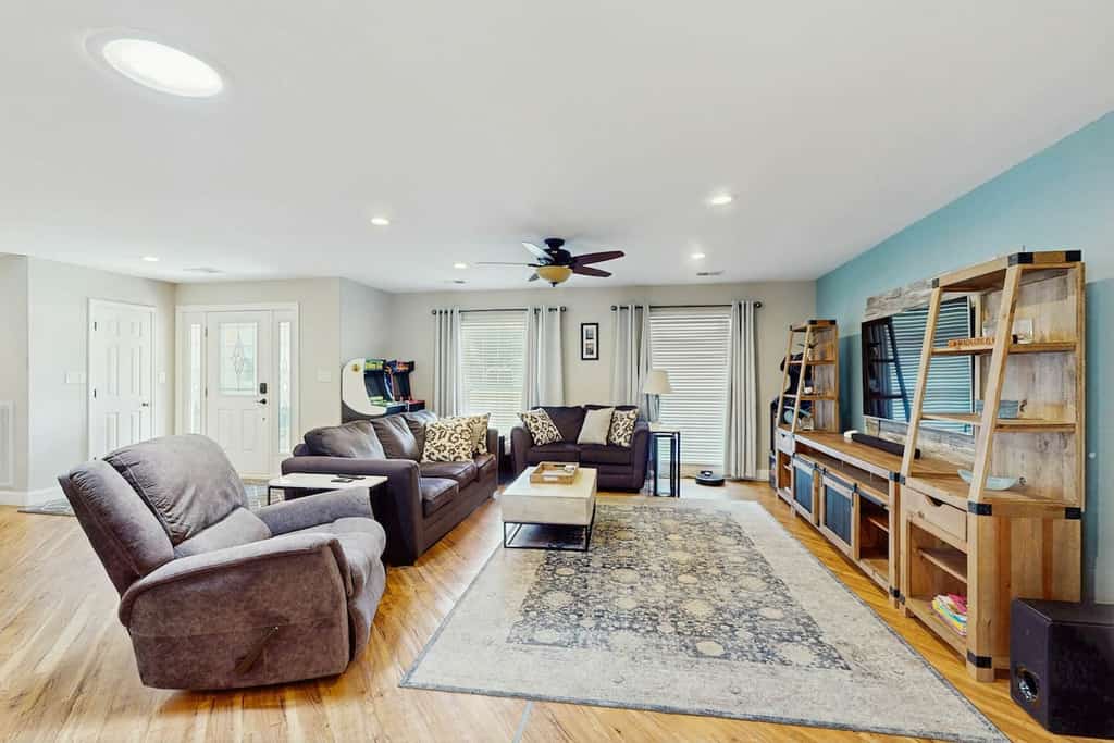 Spacious house with private pool, arcade games, W/D & close to beach