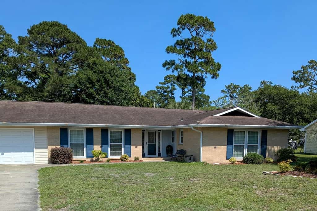 Spacious house with private pool, arcade games, W/D & close to beach