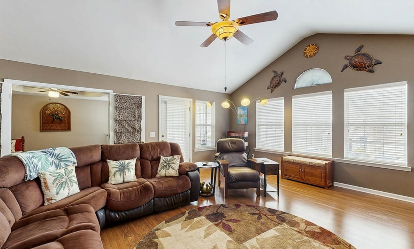 Charming condo with screened-in porch, W/D, pool - close to beach & golf