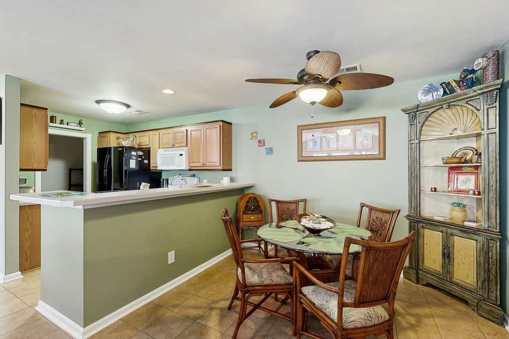 Charming condo with screened-in porch, W/D, pool - close to beach & golf