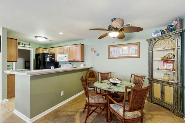 Charming condo with screened-in porch, W/D, pool - close to beach & golf