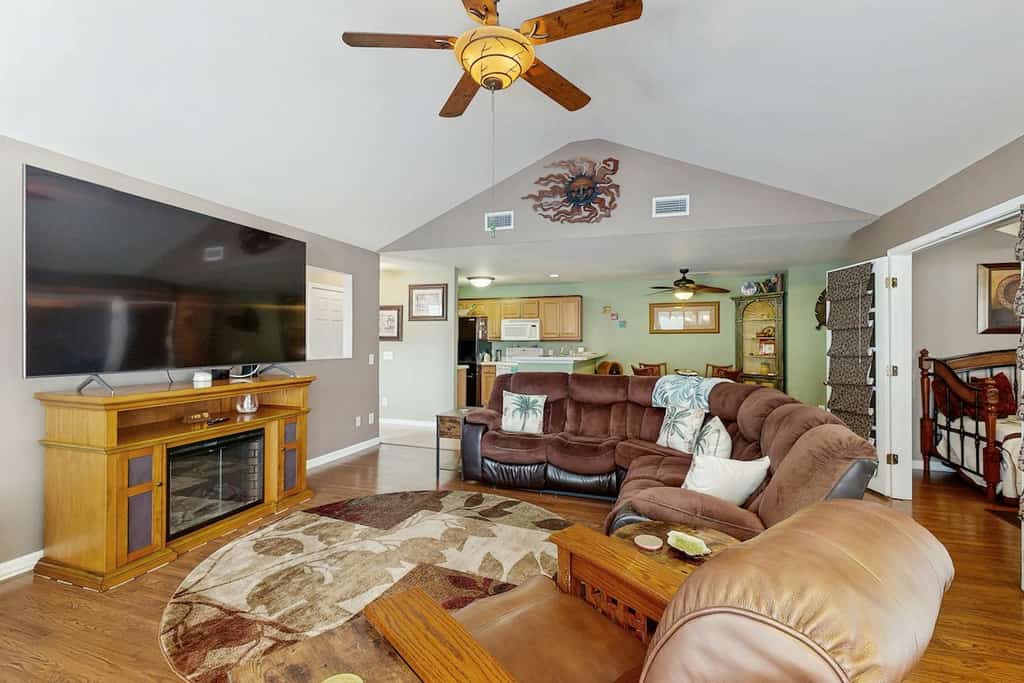 Charming condo with screened-in porch, W/D, pool - close to beach & golf