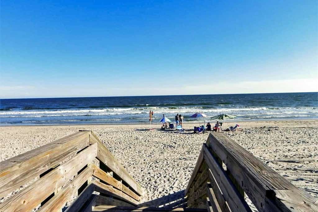 Bright, First-floor condo, W/ Shared Pool, Flatscreen TVs & Free High-Speed WiFi