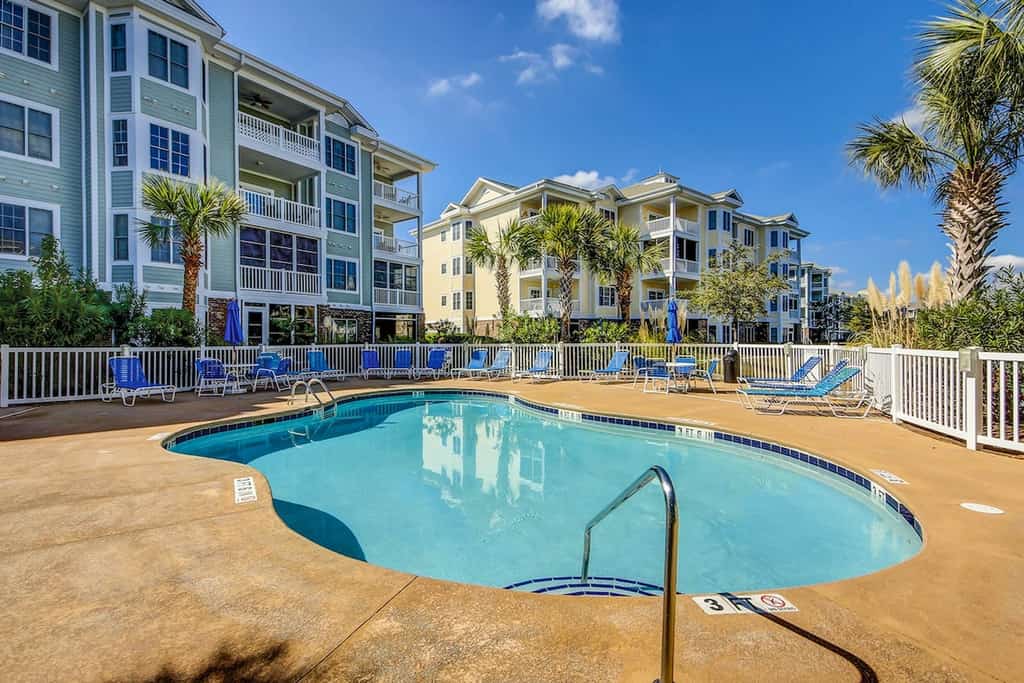 Lovely lake-view condo with pool, balcony, & on-site golf course