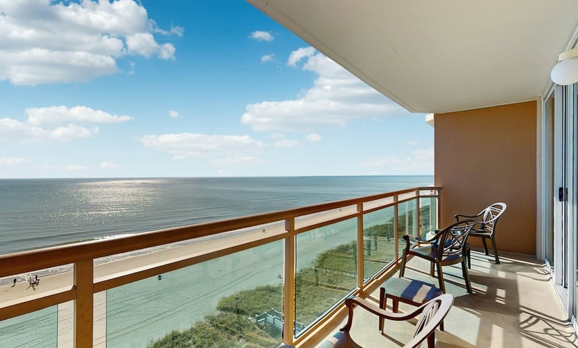 9th-floor oceanfront condo with pool, hot tub, private balcony & gym