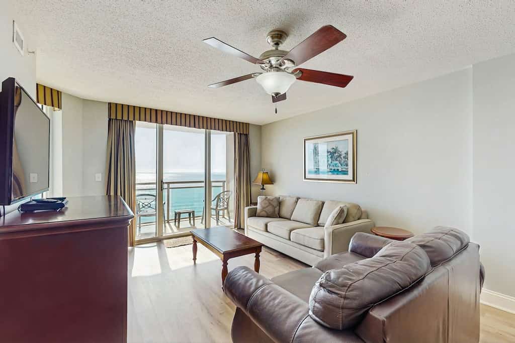 9th-floor oceanfront condo with pool, hot tub, private balcony & gym