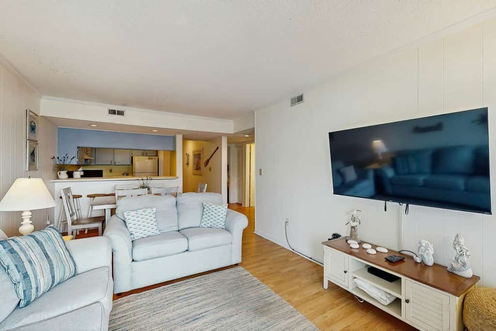 Oceanview condo with pool, private balcony & direct beach access