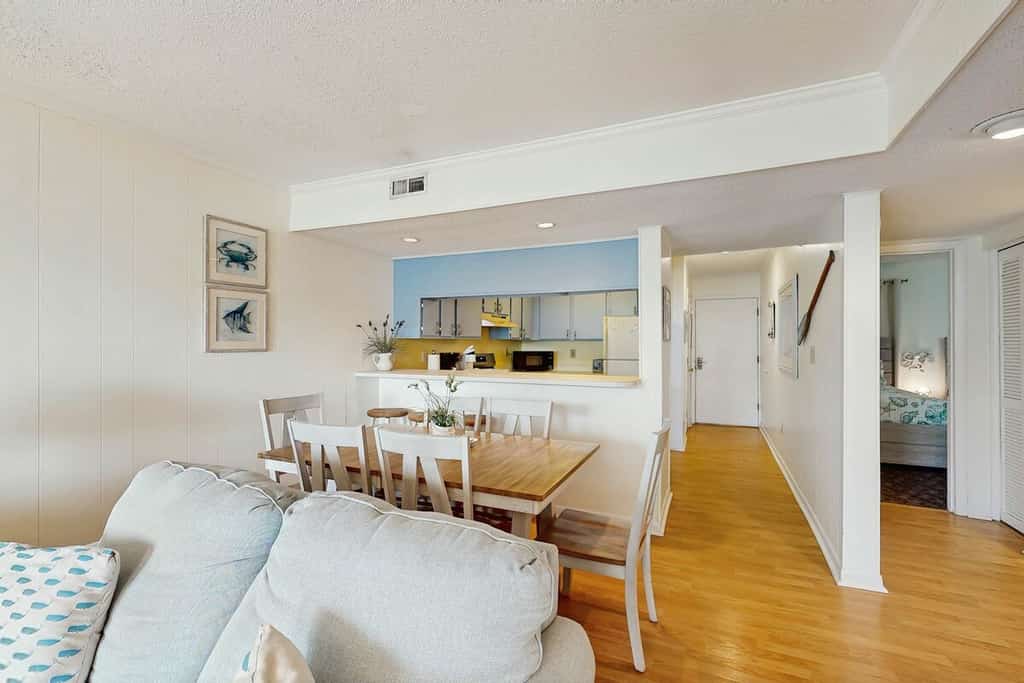 Oceanview condo with pool, private balcony & direct beach access