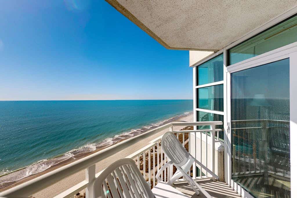 Oceanfront condo: 2bedroom with W/D, pool, hot tub, & central AC