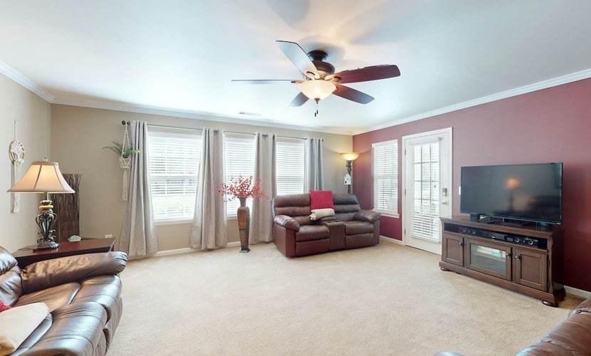 Spacious 3 bedroom condo with patio, W/D, pool & close to beach