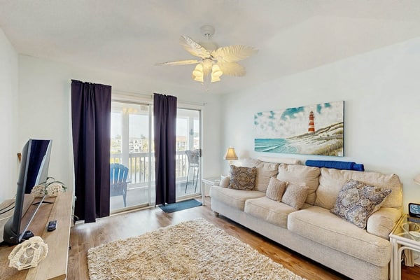 Waterfront condo with pool, private balcony, close to beach & golf