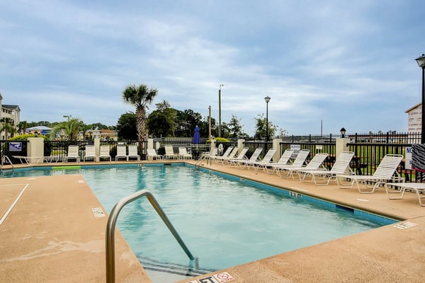 Waterfront condo with pool, private balcony, close to beach & golf
