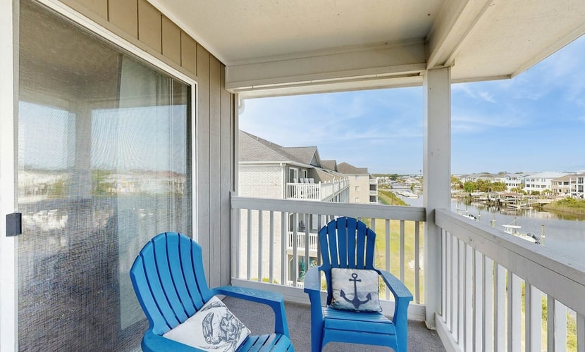 Waterfront condo with pool, private balcony, close to beach & golf