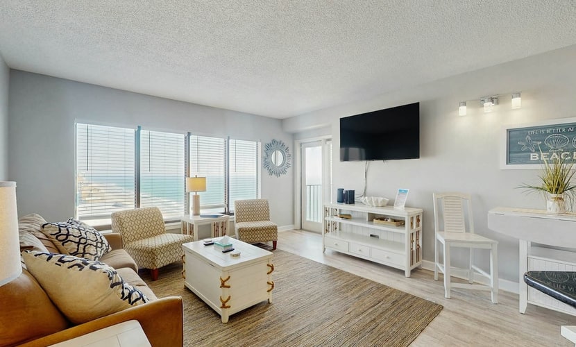 Oceanview condo with pool, hot tub, private balcony & beach access