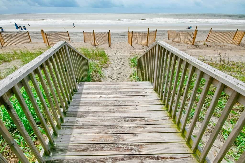 Oceanview condo with pool, hot tub, private balcony & beach access