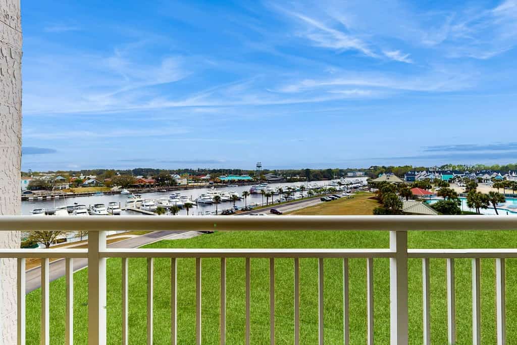 Waterfront condo with pool, private balcony, close to beach & golf
