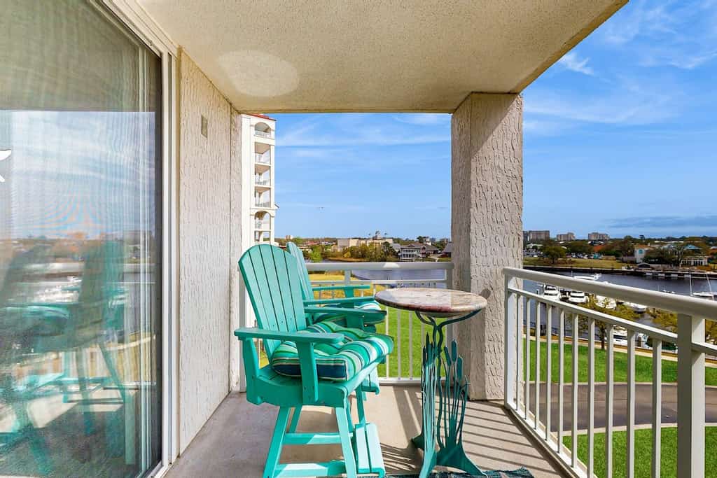 Waterfront condo with pool, private balcony, close to beach & golf