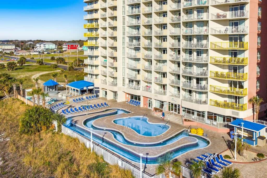 Oceanfront, 7th-floor condo with pools, lazy river, hot tubs, gym & beach access
