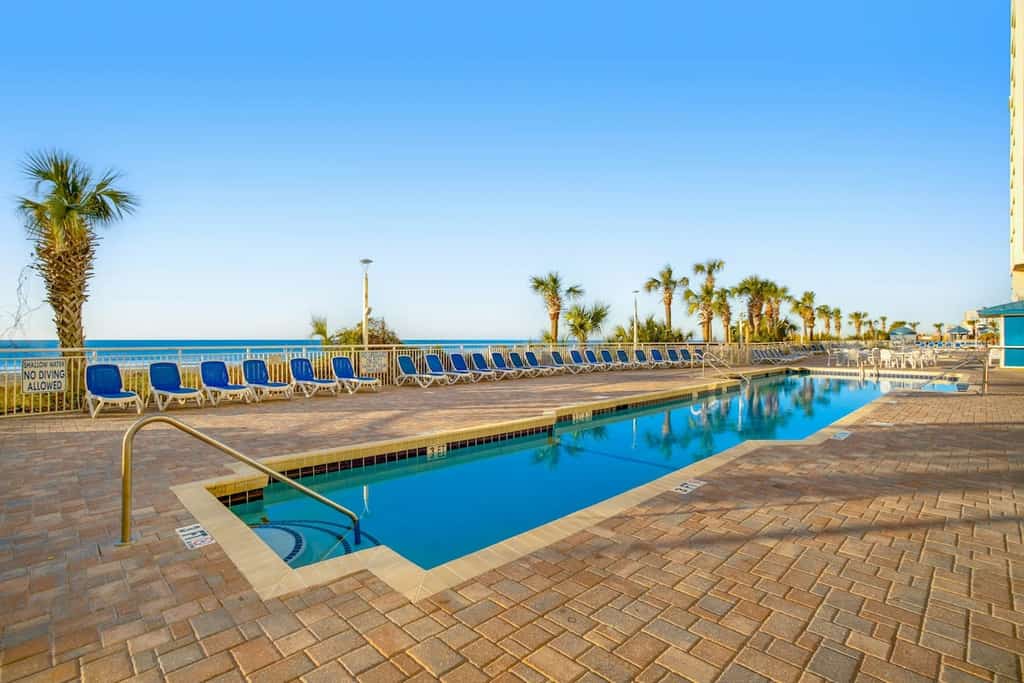 Oceanfront, 7th-floor condo with pools, lazy river, hot tubs, gym & beach access