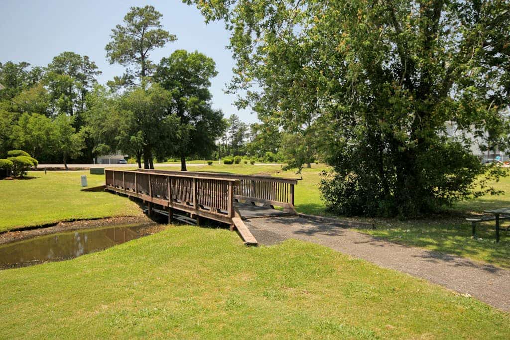 Updated condo with golf course views, balcony, pool, & hot tub