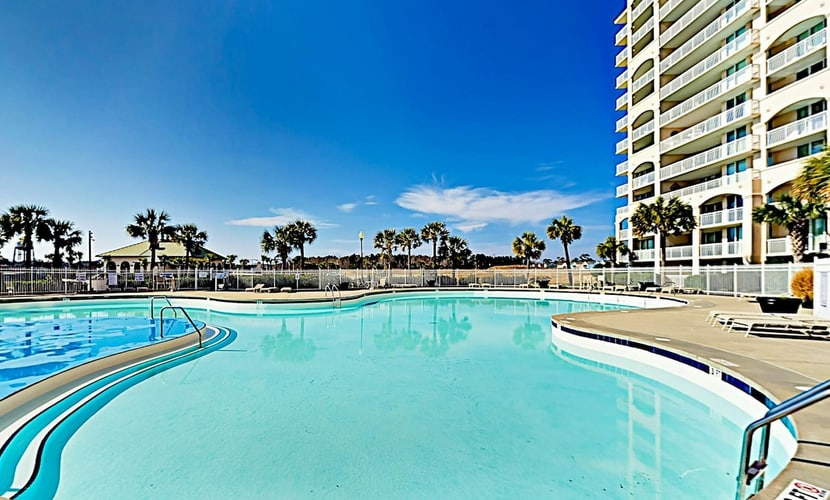 Golf course view condo with screened porch, W/D, pool & close to beach