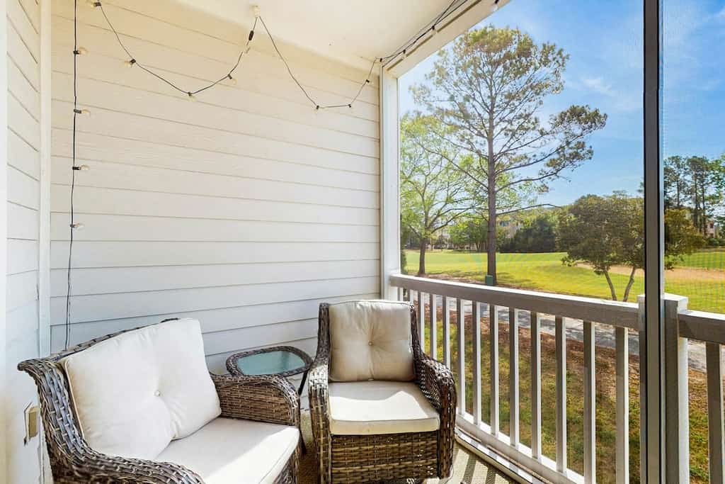 Golf course view condo with screened porch, W/D, pool & close to beach