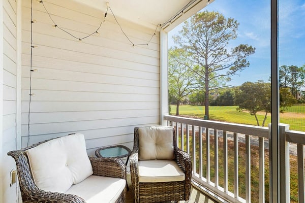 Golf course view condo with screened porch, W/D, pool & close to beach