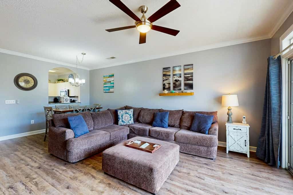 Golf course view condo with screened porch, W/D, pool & close to beach