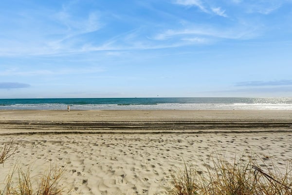 Oceanfront condo with private balcony, W/D, pool & direct beach access
